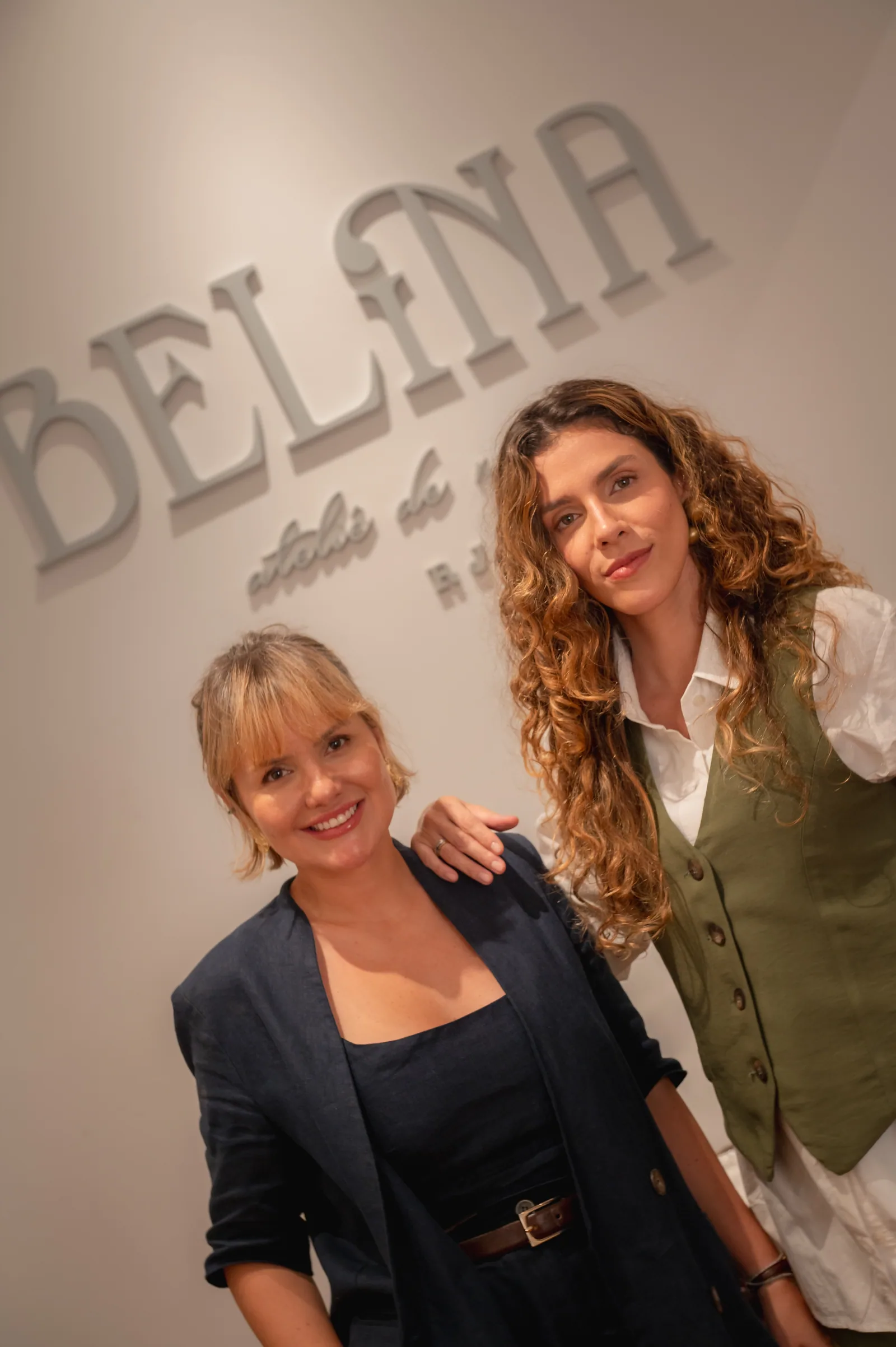 Leidi Taveira, à esquerda, e Gabriella Moura, à direita, sócias da Belina, diante do letreiro do ateliê