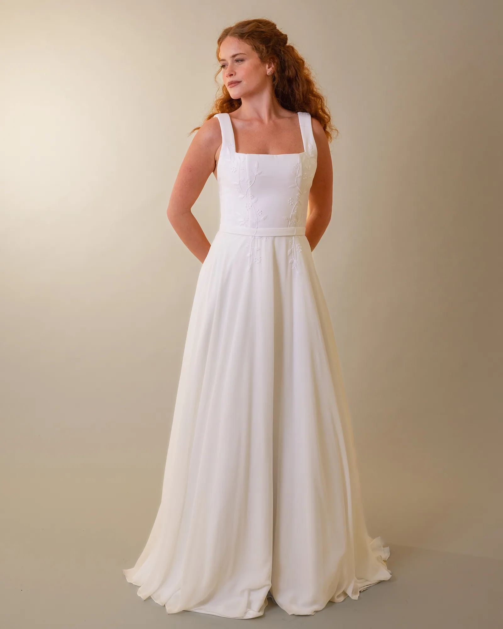 Vestido de noiva Bruna, em crepe saab bordado, visto de frente