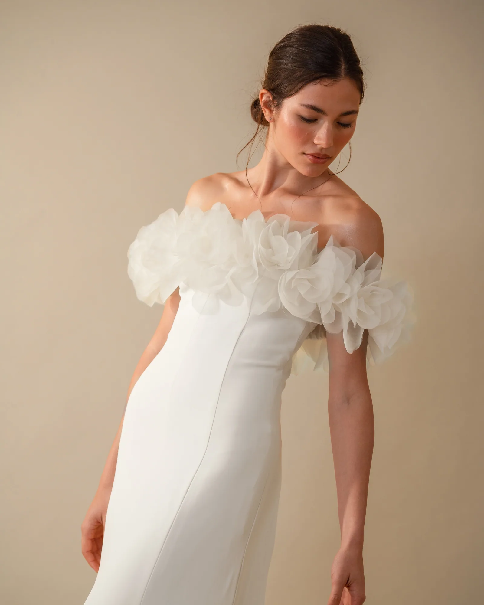 Vestido Estefânia em três quartos, com a pala de flores