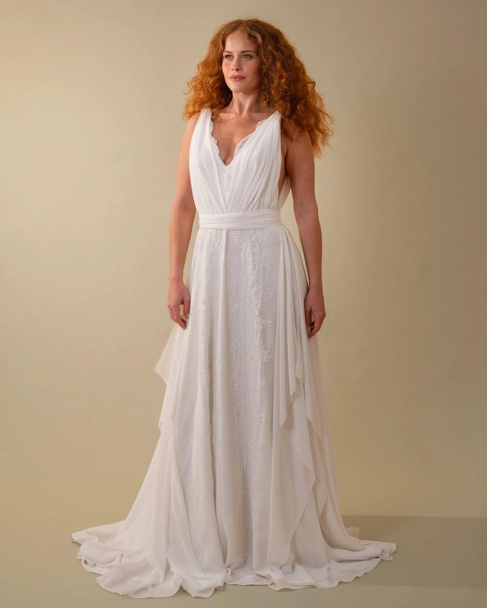Vestido de noiva Gabriela, com lenços aplicados nas laterais, visto de frente