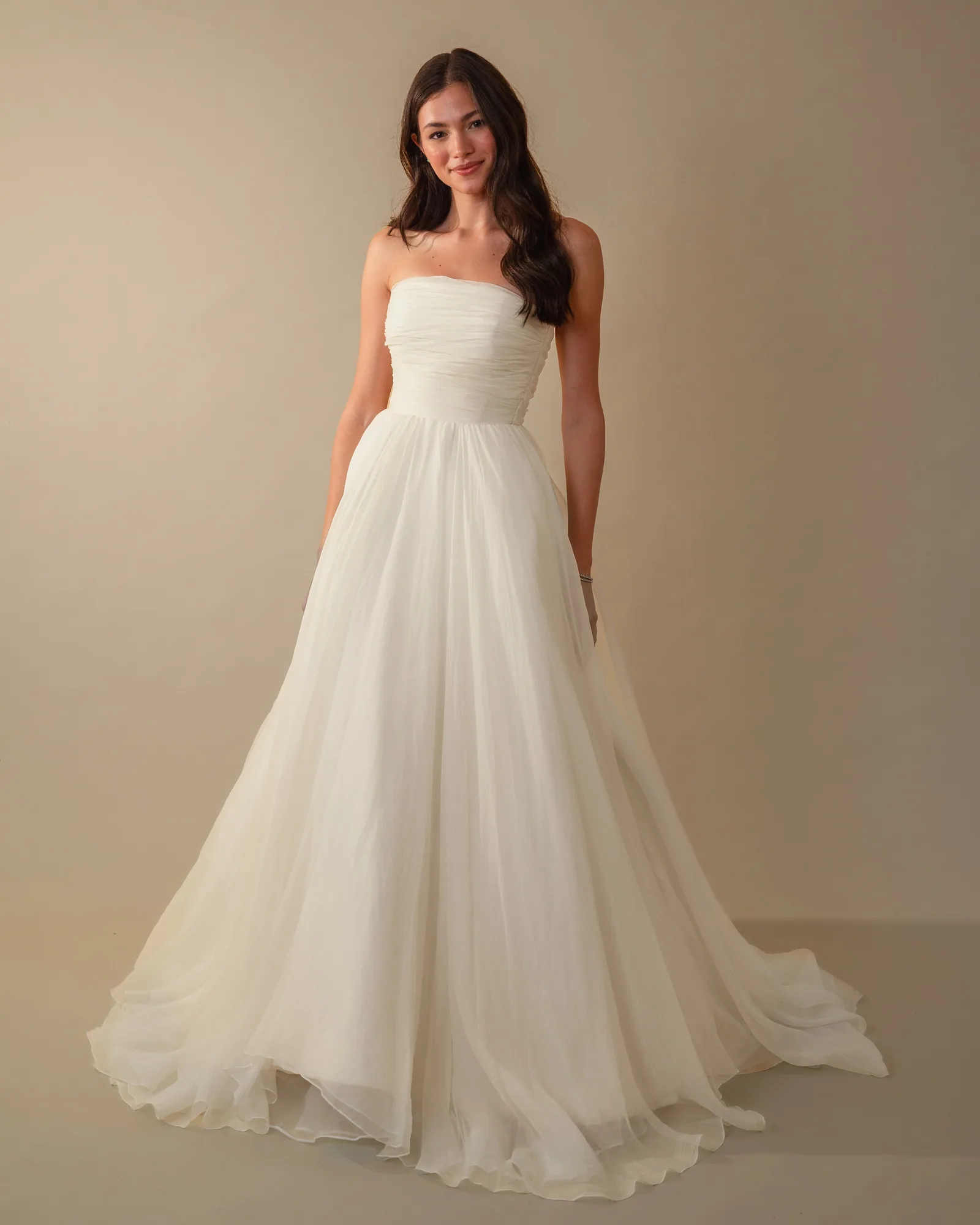 Vestido de noiva Laisa, godê em organza de seda, visto de frente