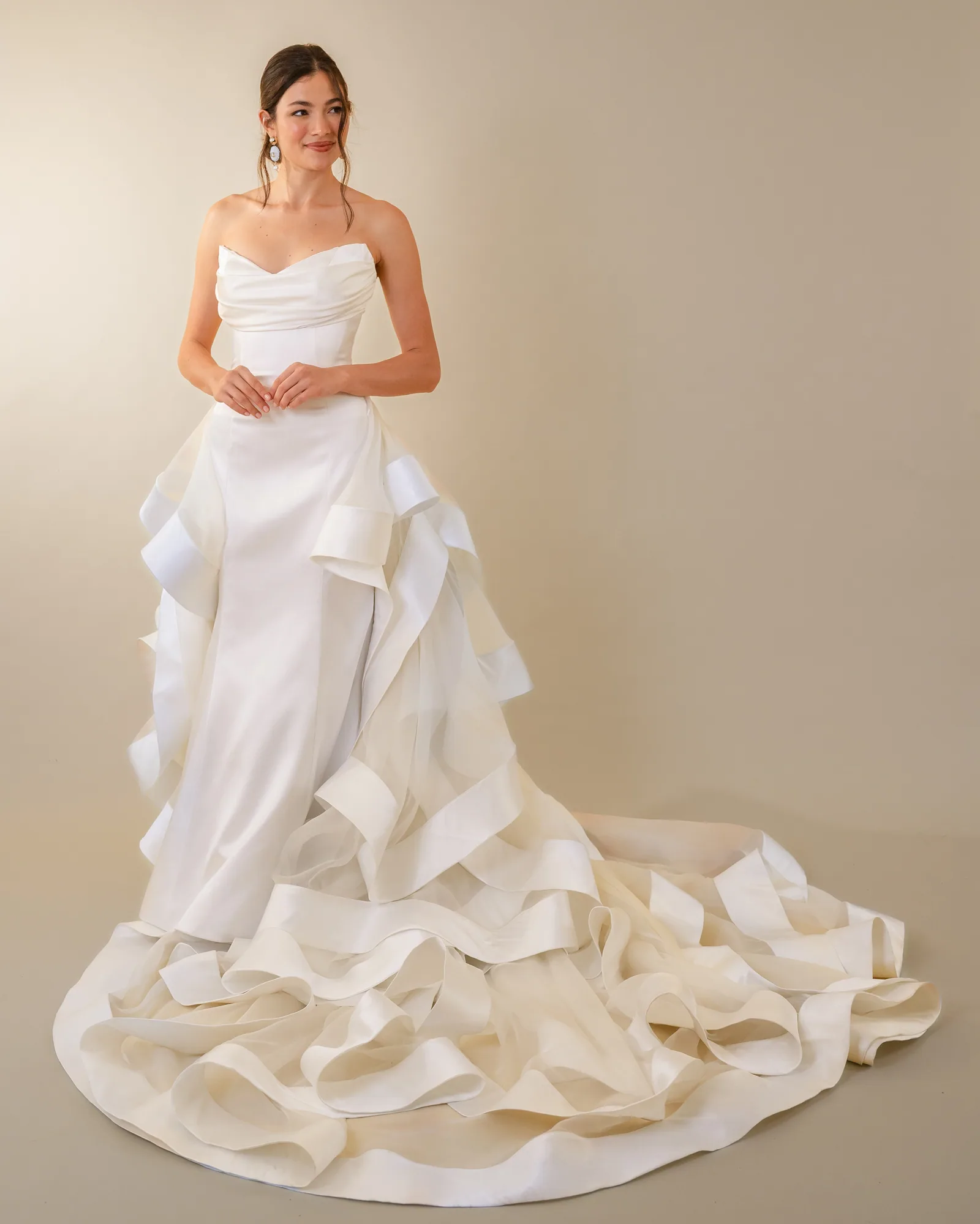 Vestido Letícia com a saia removível de organza sobreposta