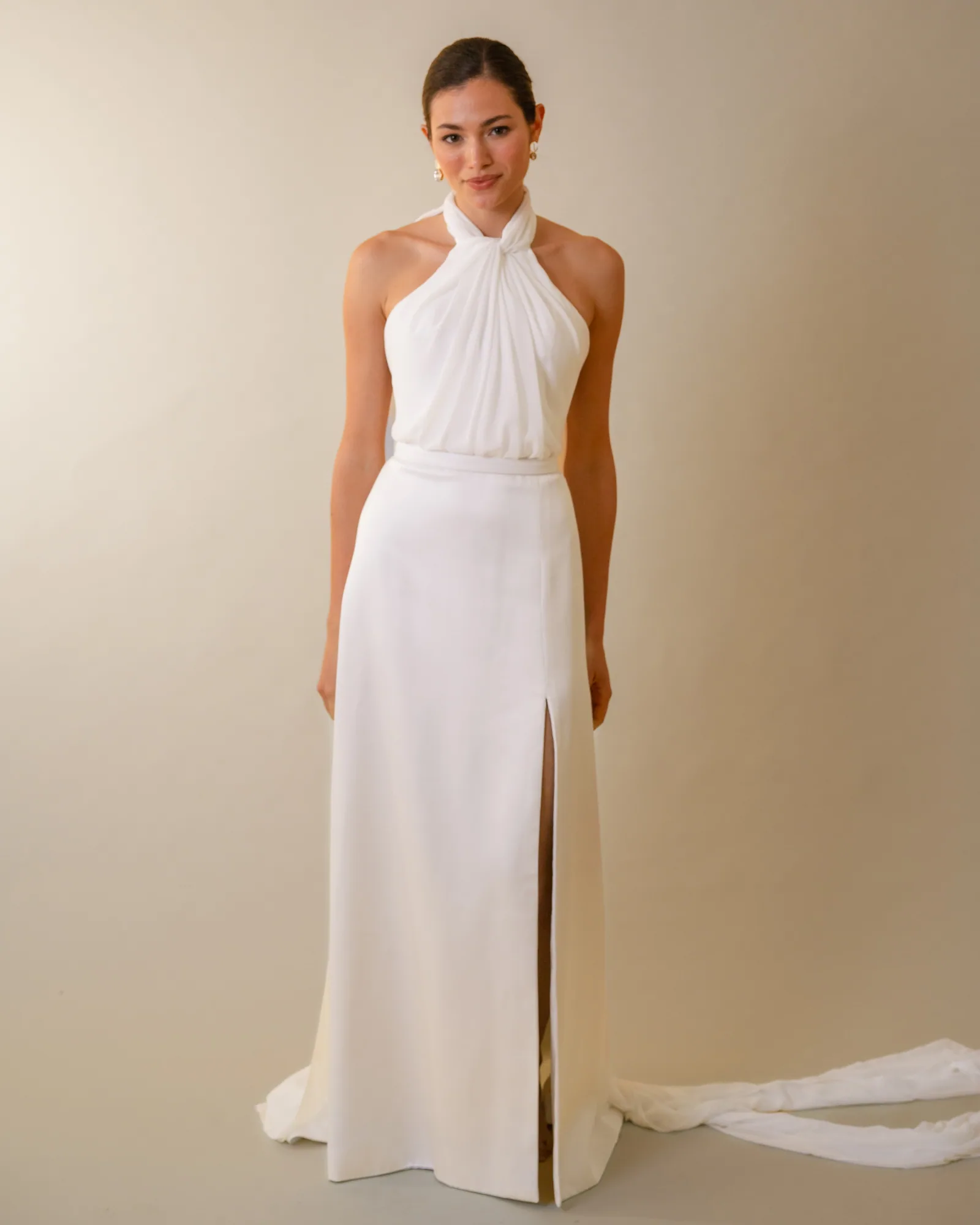 Vestido de noiva Lili, em cetim milano plissado, visto de frente