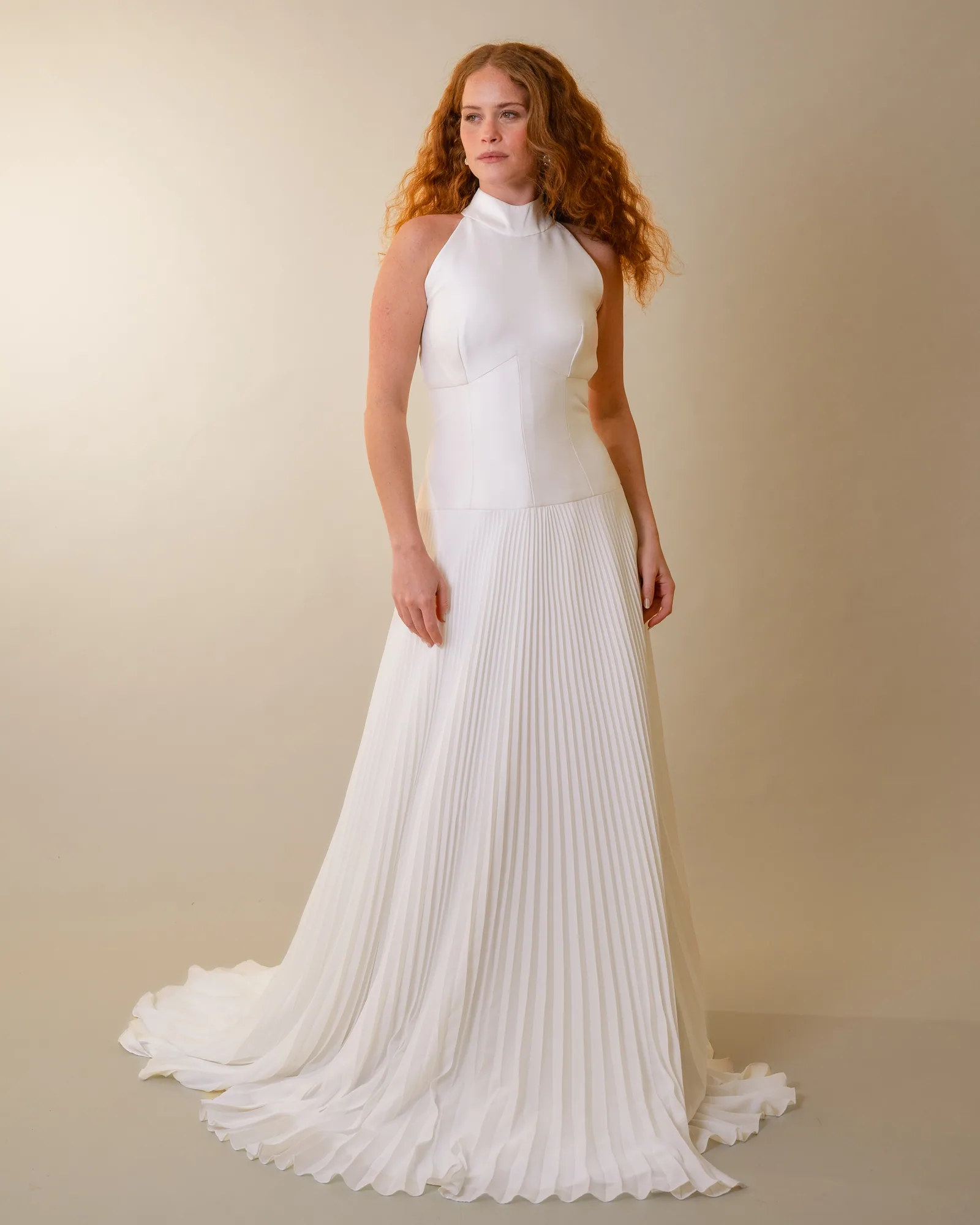 Vestido de noiva Luiza, com gola alta halter, visto de frente