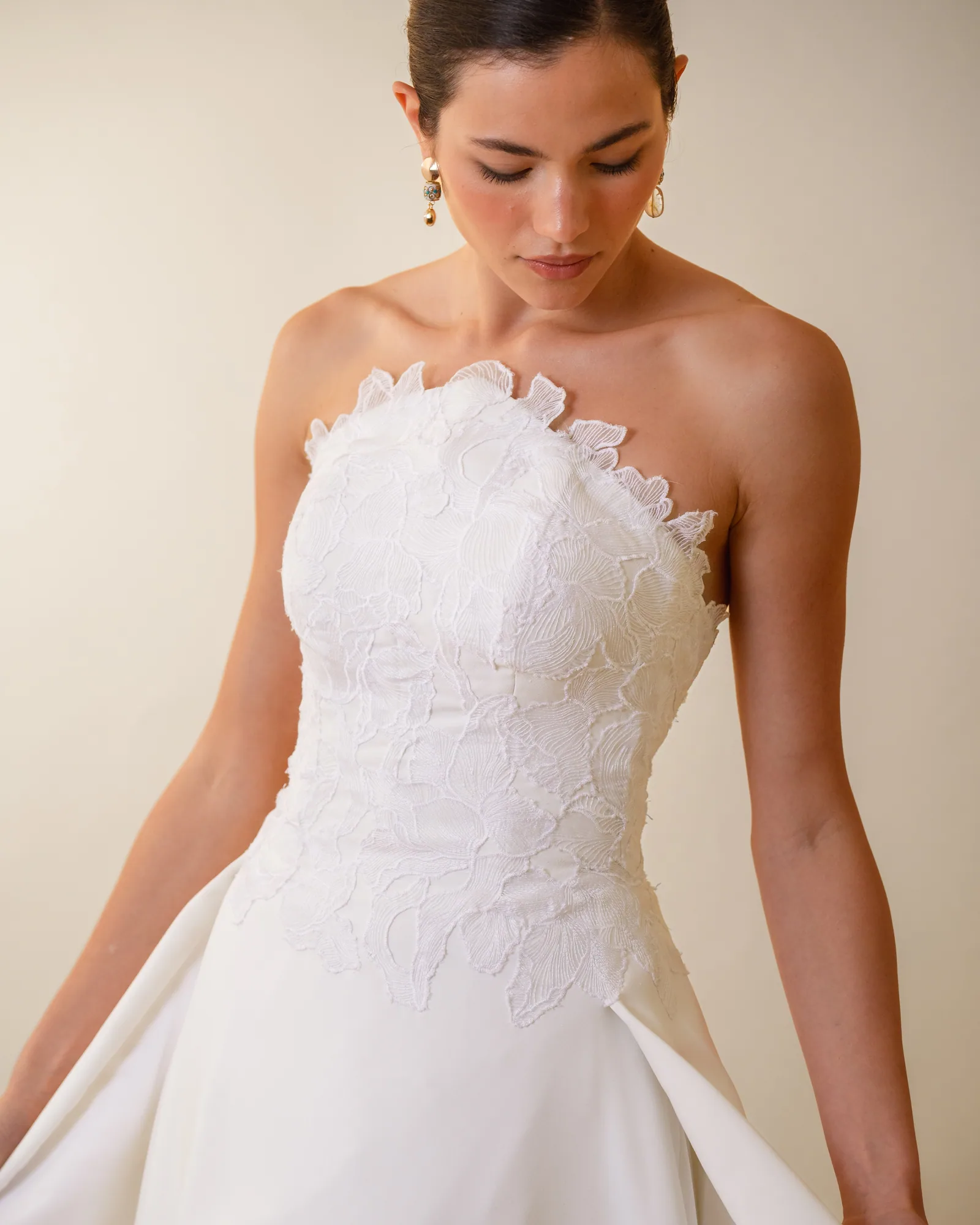 Detalhe da renda de organza aplicada no vestido Priscila