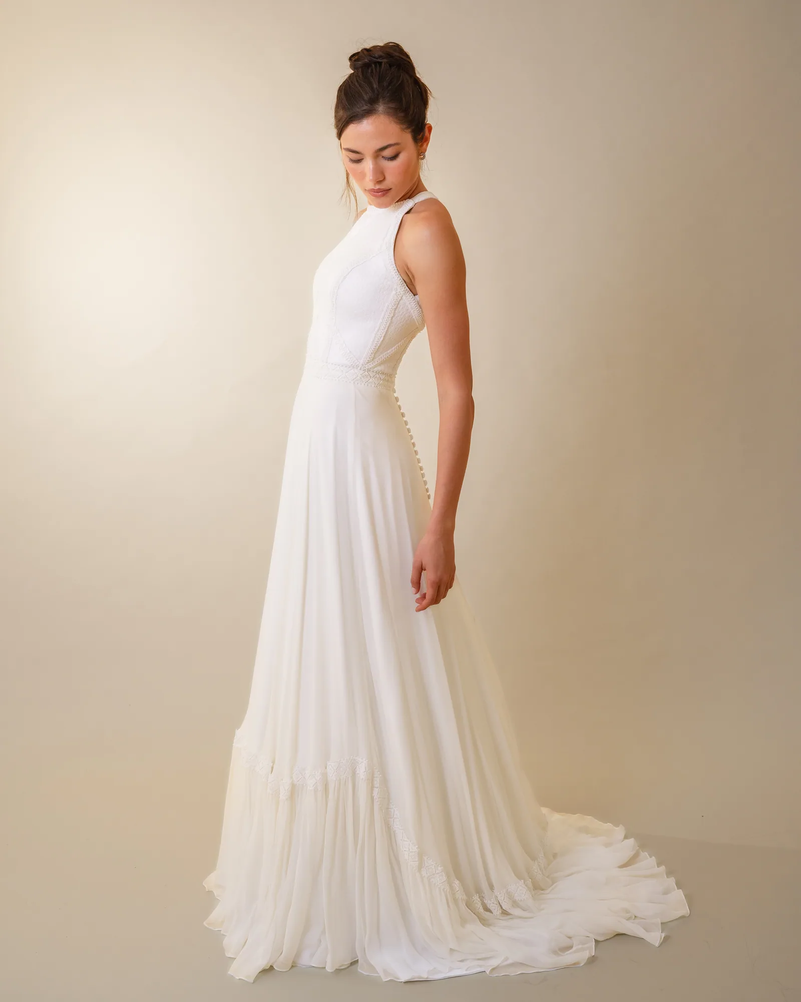 Vestido de noiva Relva, em georgette de seda, visto de frente