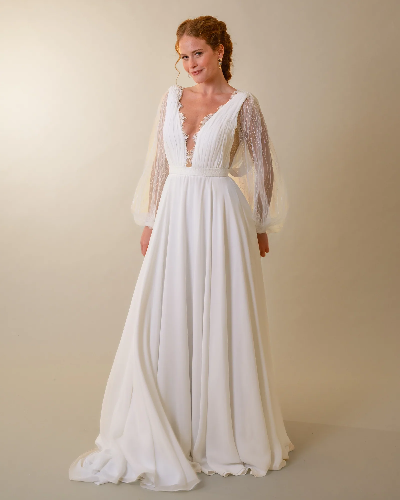 Vestido de noiva Teotônio, em crepe saab e tule semente, visto de frente