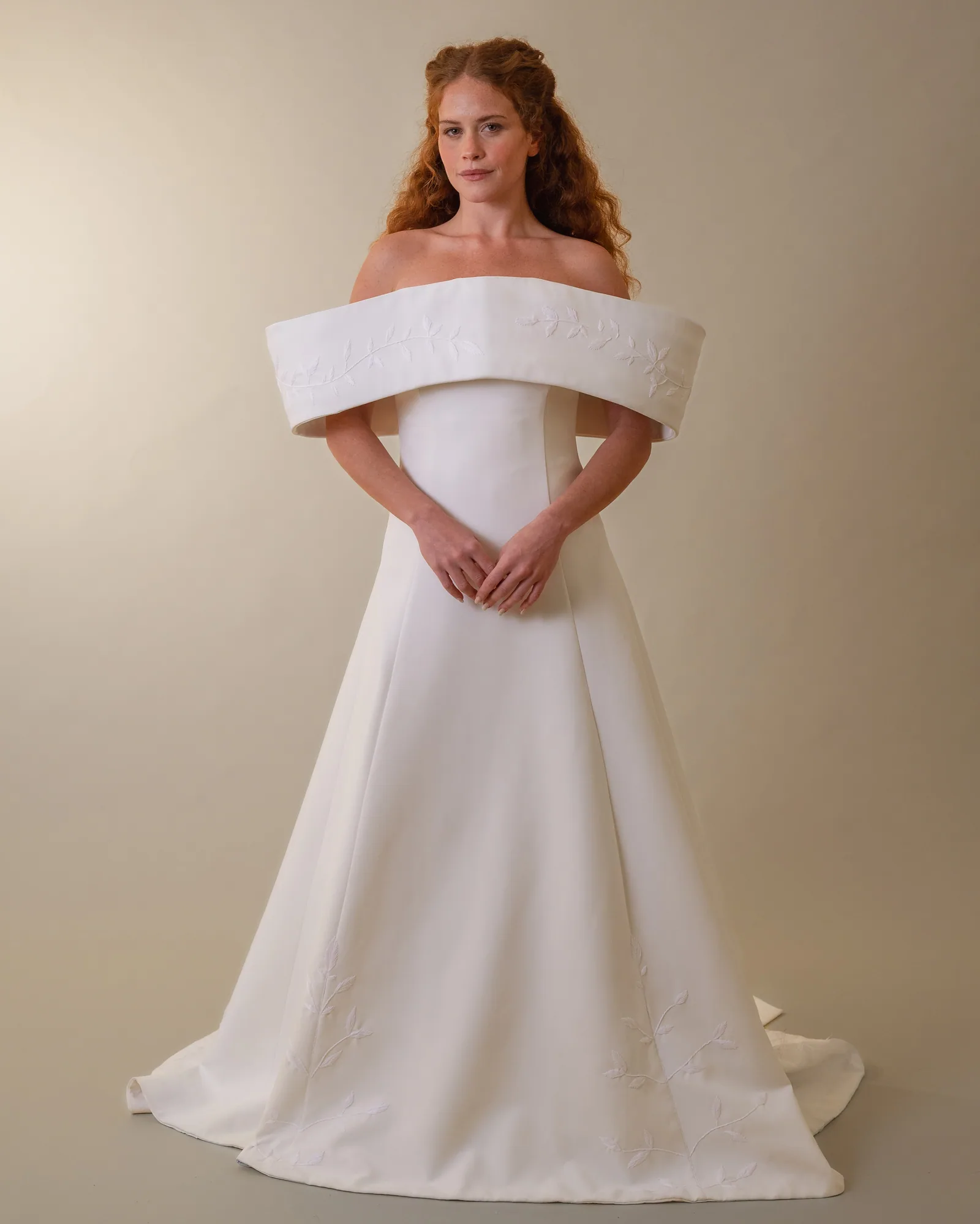 Vestido de noiva Verônica, com pala removível, visto de frente
